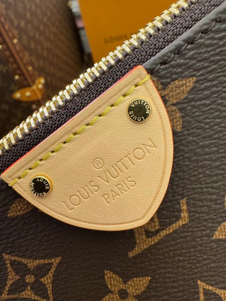 【AT2551】LOUIS VUITTON（ルイヴィトン）のバッグ（ポシェット・ティレッテ）は、サイドや脇に取っ手が付いています。
