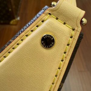 【AT2551】LOUIS VUITTON（ルイヴィトン）のバッグ（ポシェット・ティレッテ）は、サイドや脇に取っ手が付いています。