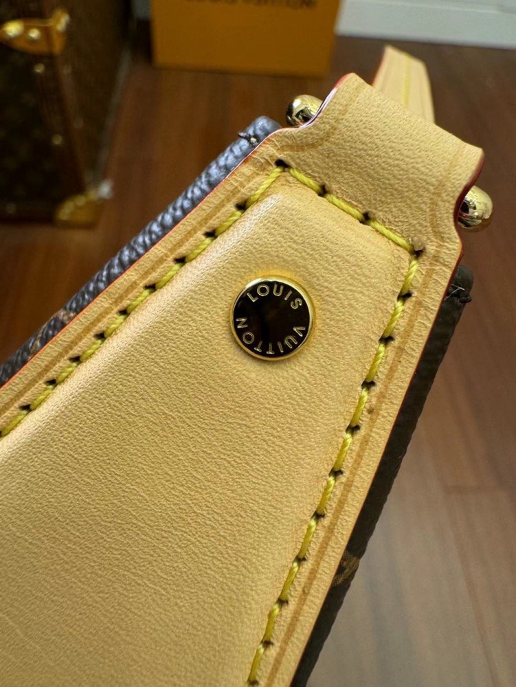 【AT2551】LOUIS VUITTON（ルイヴィトン）のバッグ（ポシェット・ティレッテ）は、サイドや脇に取っ手が付いています。
