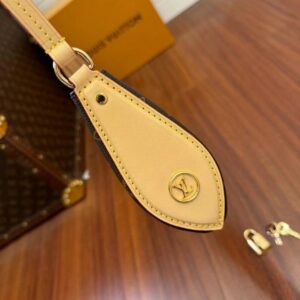 【AT2551】LOUIS VUITTON（ルイヴィトン）のバッグ（ポシェット・ティレッテ）は、サイドや脇に取っ手が付いています。