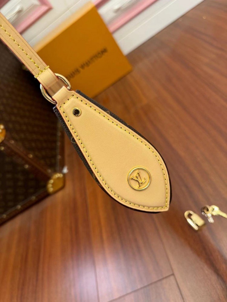 【AT2551】LOUIS VUITTON（ルイヴィトン）のバッグ（ポシェット・ティレッテ）は、サイドや脇に取っ手が付いています。