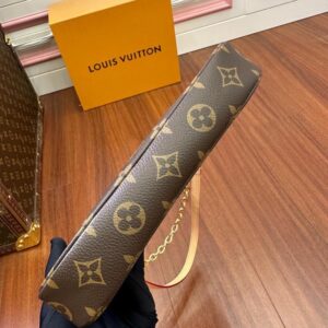 【AT2552】LV LOUIS VUITTON ルイ・ヴィトンのモノグラム ポシェット アクセソワール ショルダ