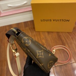 【AT2553】LOUIS VUITTON ルイヴィトンのモノグラム柄のショルダーバッグ・ポシェットは、レディース向けです。