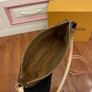 【AT2553】LOUIS VUITTON ルイヴィトンのモノグラム柄のショルダーバッグ・ポシェットは、レディース向けです。
