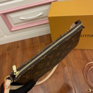 【AT2553】LOUIS VUITTON ルイヴィトンのモノグラム柄のショルダーバッグ・ポシェットは、レディース向けです。