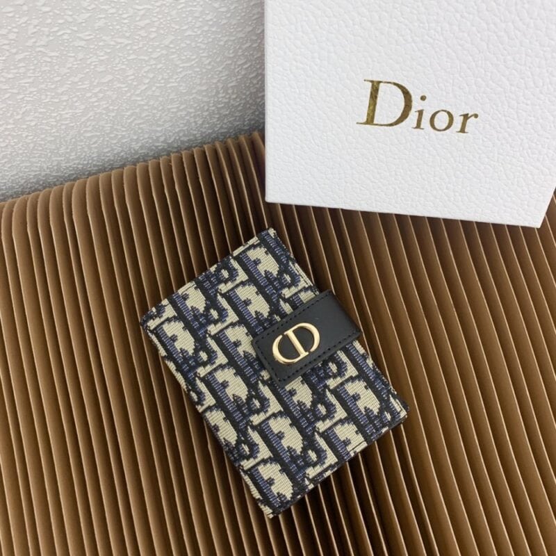 【AT2555】Dior ディオールのカロダンデライオンカードケースは、エレガントで実用的なアイテムです。柔らかなサンドカラーの牛革を使用し、編み目模様の刺繍で飾られ、表面にはCDのバックルが付いています。縦型の二つ折りデザインで、6つのカードスロットとポケットが付いています。