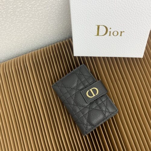 【AT2556】Dior ディオール カロ ダンデライオン 財布はエレガントで実用的です。柔らかな牛革を使用し、サンドブラウン色で丁寧に作られており、藤格子模様の糸で飾られています。正面にはCDの留め金が付いています。