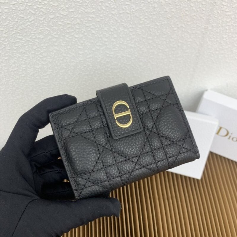 【AT2556】Dior ディオール カロ ダンデライオン 財布はエレガントで実用的です。柔らかな牛革を使用し、サンドブラウン色で丁寧に作られており、藤格子模様の糸で飾られています。正面にはCDの留め金が付いています。