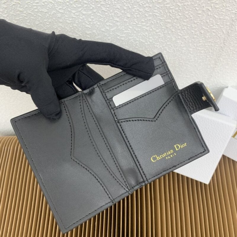 【AT2556】Dior ディオール カロ ダンデライオン 財布はエレガントで実用的です。柔らかな牛革を使用し、サンドブラウン色で丁寧に作られており、藤格子模様の糸で飾られています。正面にはCDの留め金が付いています。