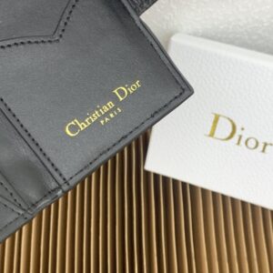 【AT2556】Dior ディオール カロ ダンデライオン 財布はエレガントで実用的です。柔らかな牛革を使用し、サンドブラウン色で丁寧に作られており、藤格子模様の糸で飾られています。正面にはCDの留め金が付いています。