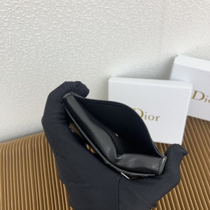 【AT2556】Dior ディオール カロ ダンデライオン 財布はエレガントで実用的です。柔らかな牛革を使用し、サンドブラウン色で丁寧に作られており、藤格子模様の糸で飾られています。正面にはCDの留め金が付いています。