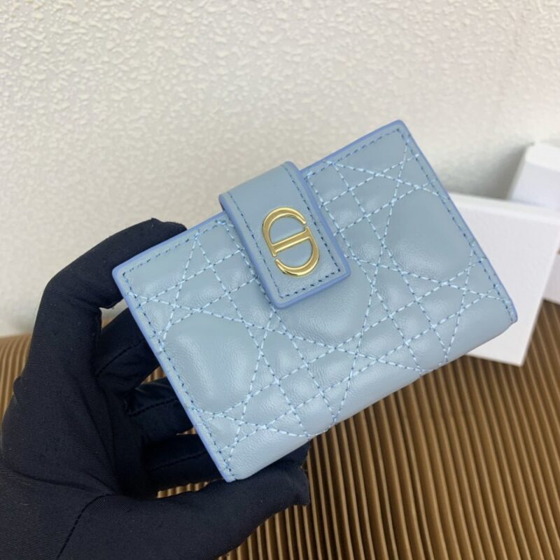 【AT2557】Dior ディオール カロ ダンデライオンは、エレガントで実用的なカードケースです。サンドブラウンの柔らかい牛革を使用し、藤縞模様のディテールとCDボタンが施されています。