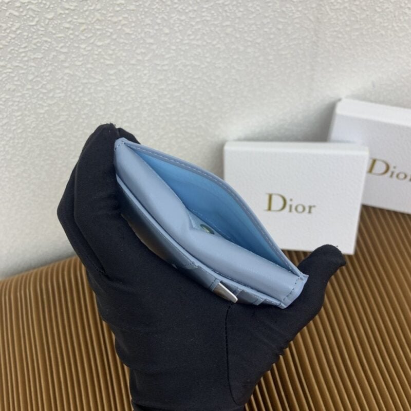 【AT2557】Dior ディオール カロ ダンデライオンは、エレガントで実用的なカードケースです。サンドブラウンの柔らかい牛革を使用し、藤縞模様のディテールとCDボタンが施されています。
