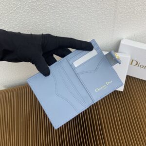 【AT2557】Dior ディオール カロ ダンデライオンは、エレガントで実用的なカードケースです。サンドブラウンの柔らかい牛革を使用し、藤縞模様のディテールとCDボタンが施されています。