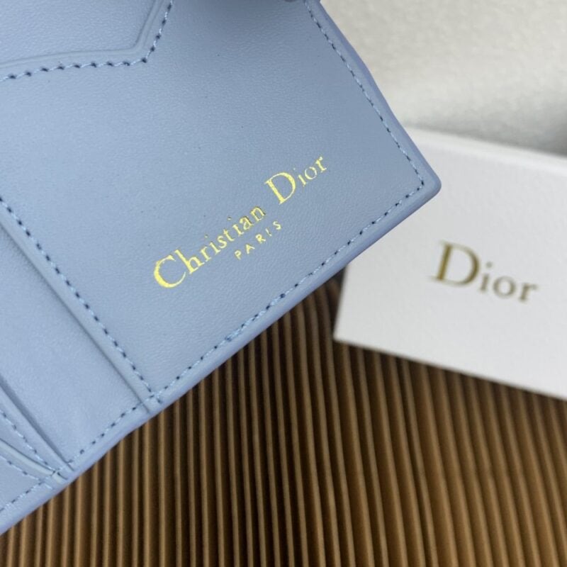 【AT2557】Dior ディオール カロ ダンデライオンは、エレガントで実用的なカードケースです。サンドブラウンの柔らかい牛革を使用し、藤縞模様のディテールとCDボタンが施されています。