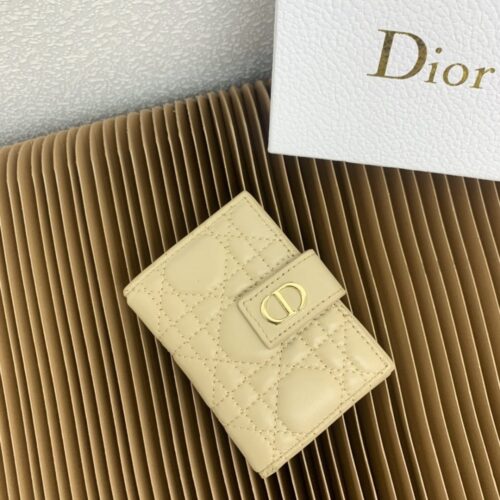【AT2558】Dior ディオール・カロ・ダンデライオンは、エレガントで実用的なカードケースです。ふんわりとしたサンドブラウンの柔らかい牛革を使用し、籐の格子模様の刺繍が施されています。正面にはCDのボタンが付いています。