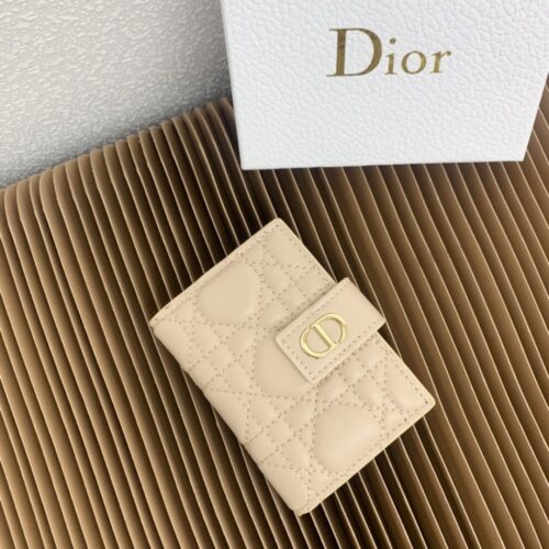 【AT2559】Dior ディオール・カロ・ダンデライオンは、エレガントで実用的なカードケースです。サンドベージュの柔らかい牛革を使用し、藤格子模様の刺し縫いが施され、正面にはCDのボタンが付いています。
