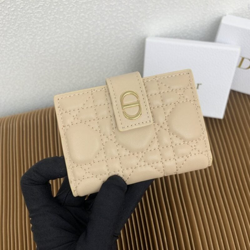 【AT2559】Dior ディオール・カロ・ダンデライオンは、エレガントで実用的なカードケースです。サンドベージュの柔らかい牛革を使用し、藤格子模様の刺し縫いが施され、正面にはCDのボタンが付いています。