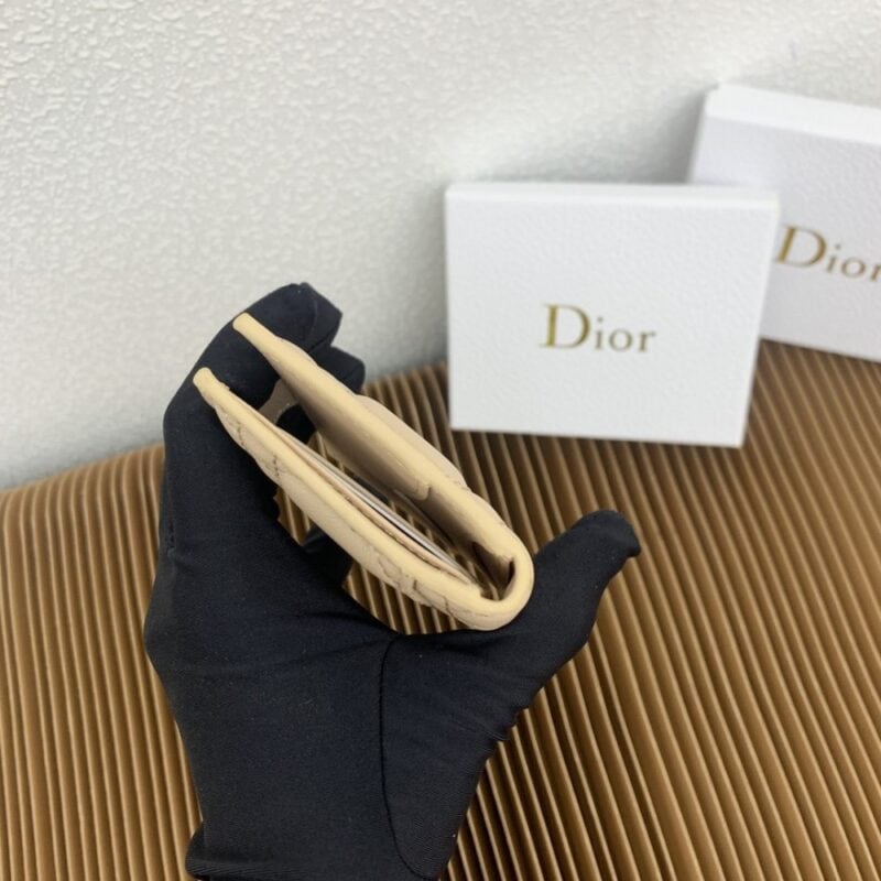 【AT2559】Dior ディオール・カロ・ダンデライオンは、エレガントで実用的なカードケースです。サンドベージュの柔らかい牛革を使用し、藤格子模様の刺し縫いが施され、正面にはCDのボタンが付いています。