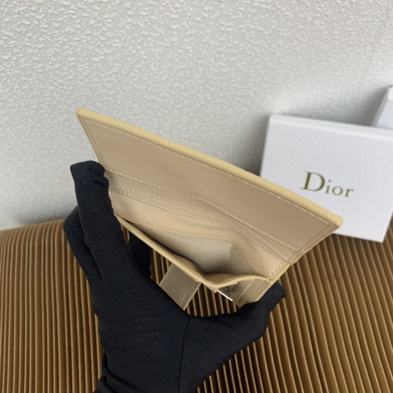 【AT2559】Dior ディオール・カロ・ダンデライオンは、エレガントで実用的なカードケースです。サンドベージュの柔らかい牛革を使用し、藤格子模様の刺し縫いが施され、正面にはCDのボタンが付いています。