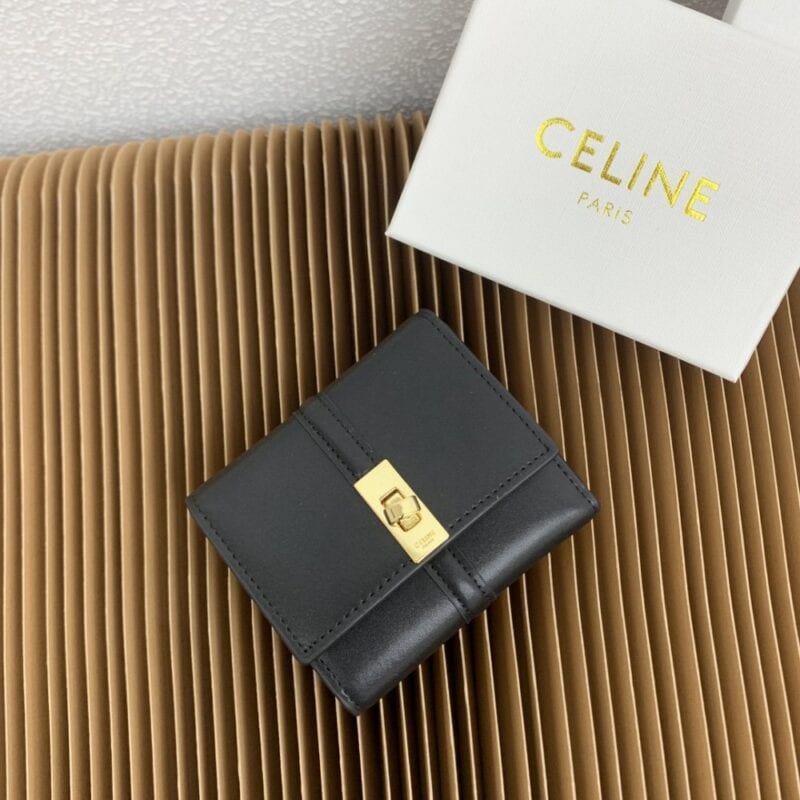 【AT2560】Celine セリーヌのトリオンフ16小銭入れ付きの光沢のある牛革三つ折り財布。内側は牛革/布製で、ゴールドの装飾つきの回転ロックで開閉します。1つのボタン付き折りたたみ小銭入れ、5つのカードスロット、1つの紙幣入れ、2つのフラットポケットがあります。