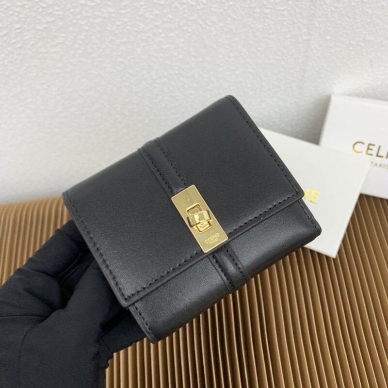 【AT2560】Celine セリーヌのトリオンフ16小銭入れ付きの光沢のある牛革三つ折り財布。内側は牛革/布製で、ゴールドの装飾つきの回転ロックで開閉します。1つのボタン付き折りたたみ小銭入れ、5つのカードスロット、1つの紙幣入れ、2つのフラットポケットがあります。