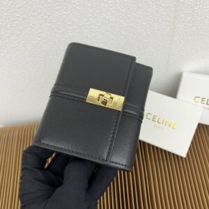 【AT2560】Celine セリーヌのトリオンフ16小銭入れ付きの光沢のある牛革三つ折り財布。内側は牛革/布製で、ゴールドの装飾つきの回転ロックで開閉します。1つのボタン付き折りたたみ小銭入れ、5つのカードスロット、1つの紙幣入れ、2つのフラットポケットがあります。
