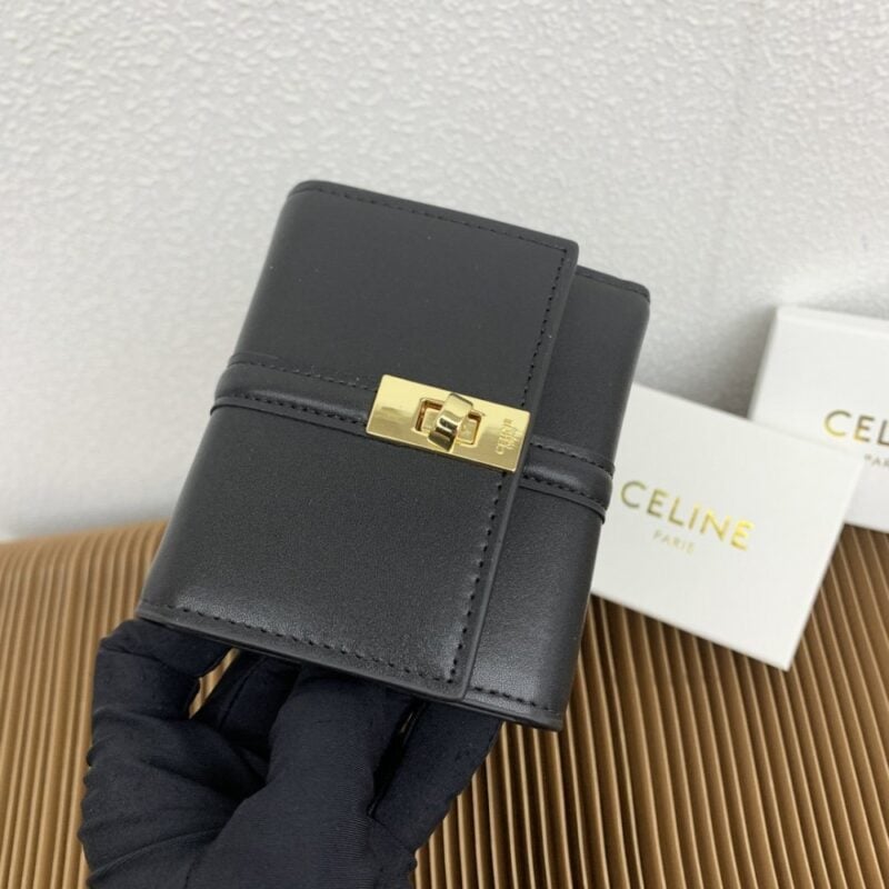 【AT2560】Celine セリーヌのトリオンフ16小銭入れ付きの光沢のある牛革三つ折り財布。内側は牛革/布製で、ゴールドの装飾つきの回転ロックで開閉します。1つのボタン付き折りたたみ小銭入れ、5つのカードスロット、1つの紙幣入れ、2つのフラットポケットがあります。