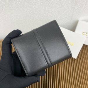 【AT2560】Celine セリーヌのトリオンフ16小銭入れ付きの光沢のある牛革三つ折り財布。内側は牛革/布製で、ゴールドの装飾つきの回転ロックで開閉します。1つのボタン付き折りたたみ小銭入れ、5つのカードスロット、1つの紙幣入れ、2つのフラットポケットがあります。