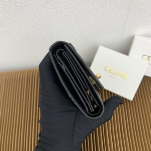 【AT2560】Celine セリーヌのトリオンフ16小銭入れ付きの光沢のある牛革三つ折り財布。内側は牛革/布製で、ゴールドの装飾つきの回転ロックで開閉します。1つのボタン付き折りたたみ小銭入れ、5つのカードスロット、1つの紙幣入れ、2つのフラットポケットがあります。
