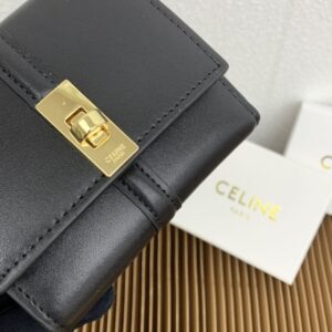 【AT2560】Celine セリーヌのトリオンフ16小銭入れ付きの光沢のある牛革三つ折り財布。内側は牛革/布製で、ゴールドの装飾つきの回転ロックで開閉します。1つのボタン付き折りたたみ小銭入れ、5つのカードスロット、1つの紙幣入れ、2つのフラットポケットがあります。