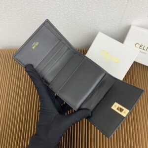 【AT2560】Celine セリーヌのトリオンフ16小銭入れ付きの光沢のある牛革三つ折り財布。内側は牛革/布製で、ゴールドの装飾つきの回転ロックで開閉します。1つのボタン付き折りたたみ小銭入れ、5つのカードスロット、1つの紙幣入れ、2つのフラットポケットがあります。
