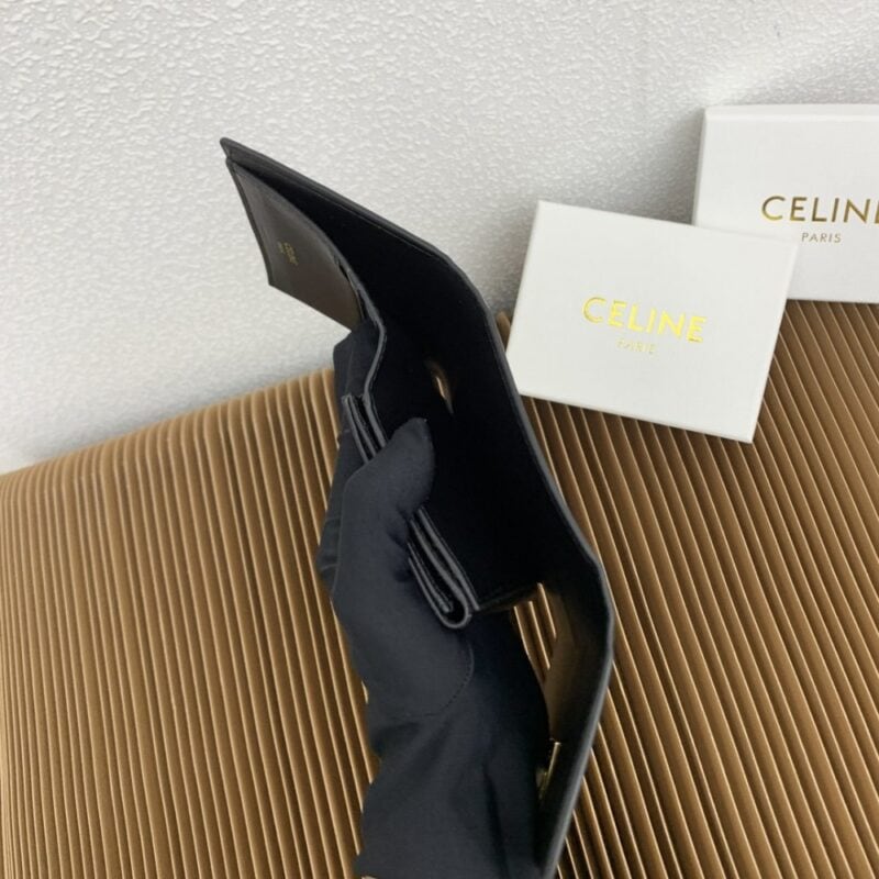 【AT2560】Celine セリーヌのトリオンフ16小銭入れ付きの光沢のある牛革三つ折り財布。内側は牛革/布製で、ゴールドの装飾つきの回転ロックで開閉します。1つのボタン付き折りたたみ小銭入れ、5つのカードスロット、1つの紙幣入れ、2つのフラットポケットがあります。