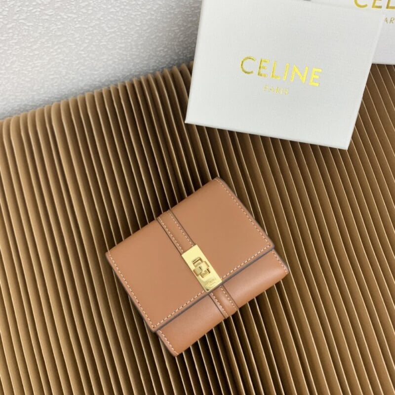 【AT2561】Celine セリーヌTRIOMPHE16号ライトグロスカーフスキン三つ折り財布。カーフスキン裏地：カーフスキン/生地ゴールド装飾回転ロッククロージャー1つ、ボタン留め折りたたみコインポケット5つ、カードスロット1つ、紙幣用ポケット2つ、フラットポケット2つ。