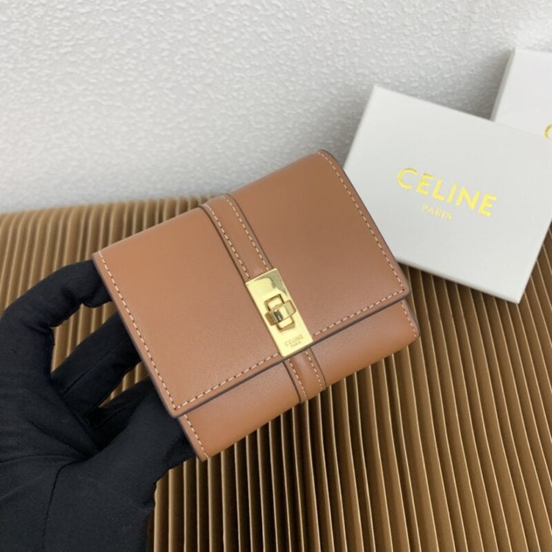 【AT2561】Celine セリーヌTRIOMPHE16号ライトグロスカーフスキン三つ折り財布。カーフスキン裏地：カーフスキン/生地ゴールド装飾回転ロッククロージャー1つ、ボタン留め折りたたみコインポケット5つ、カードスロット1つ、紙幣用ポケット2つ、フラットポケット2つ。