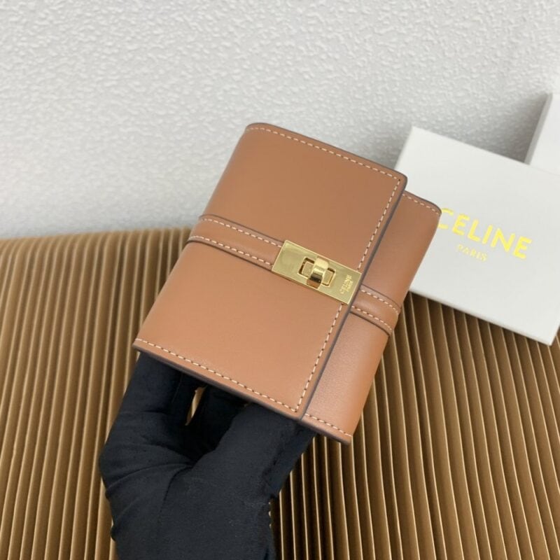 【AT2561】Celine セリーヌTRIOMPHE16号ライトグロスカーフスキン三つ折り財布。カーフスキン裏地：カーフスキン/生地ゴールド装飾回転ロッククロージャー1つ、ボタン留め折りたたみコインポケット5つ、カードスロット1つ、紙幣用ポケット2つ、フラットポケット2つ。
