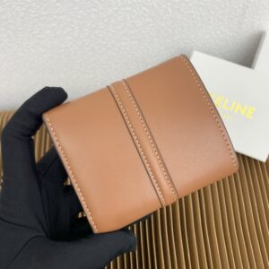 【AT2561】Celine セリーヌTRIOMPHE16号ライトグロスカーフスキン三つ折り財布。カーフスキン裏地：カーフスキン/生地ゴールド装飾回転ロッククロージャー1つ、ボタン留め折りたたみコインポケット5つ、カードスロット1つ、紙幣用ポケット2つ、フラットポケット2つ。