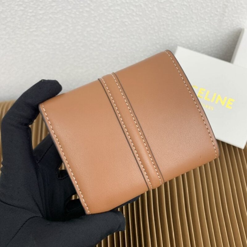 【AT2561】Celine セリーヌTRIOMPHE16号ライトグロスカーフスキン三つ折り財布。カーフスキン裏地：カーフスキン/生地ゴールド装飾回転ロッククロージャー1つ、ボタン留め折りたたみコインポケット5つ、カードスロット1つ、紙幣用ポケット2つ、フラットポケット2つ。