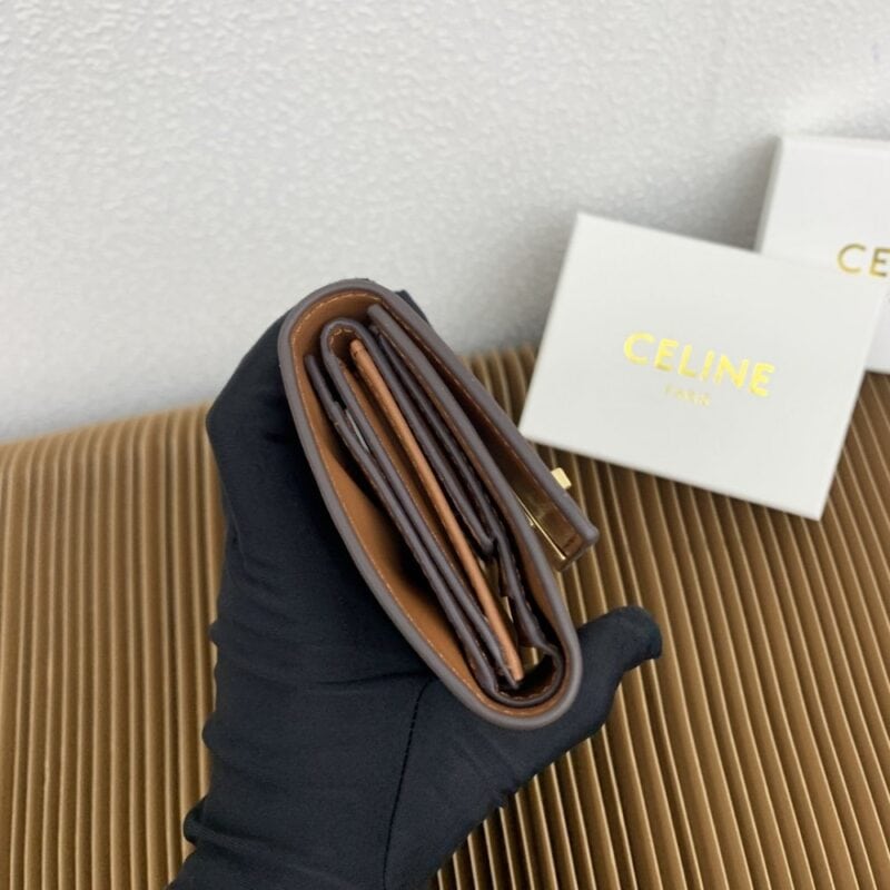 【AT2561】Celine セリーヌTRIOMPHE16号ライトグロスカーフスキン三つ折り財布。カーフスキン裏地：カーフスキン/生地ゴールド装飾回転ロッククロージャー1つ、ボタン留め折りたたみコインポケット5つ、カードスロット1つ、紙幣用ポケット2つ、フラットポケット2つ。