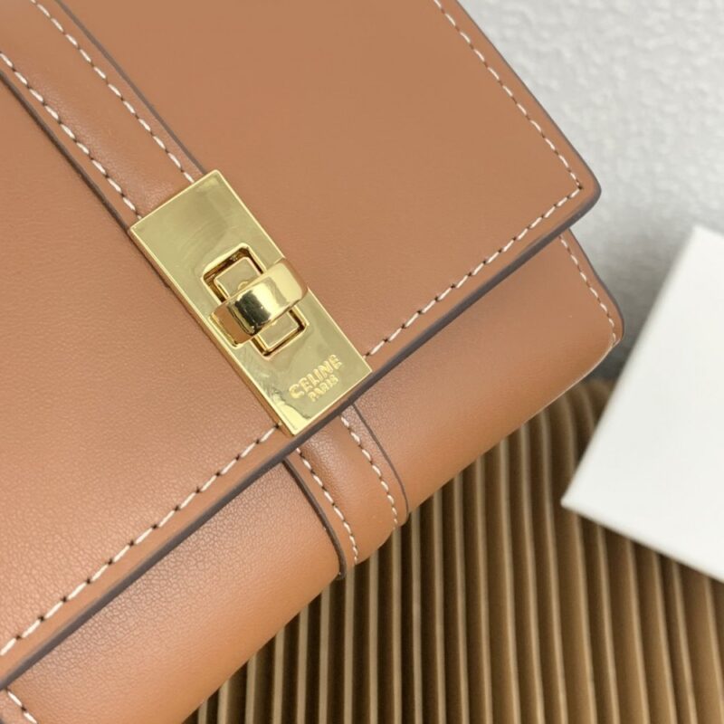 【AT2561】Celine セリーヌTRIOMPHE16号ライトグロスカーフスキン三つ折り財布。カーフスキン裏地：カーフスキン/生地ゴールド装飾回転ロッククロージャー1つ、ボタン留め折りたたみコインポケット5つ、カードスロット1つ、紙幣用ポケット2つ、フラットポケット2つ。
