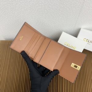 【AT2561】Celine セリーヌTRIOMPHE16号ライトグロスカーフスキン三つ折り財布。カーフスキン裏地：カーフスキン/生地ゴールド装飾回転ロッククロージャー1つ、ボタン留め折りたたみコインポケット5つ、カードスロット1つ、紙幣用ポケット2つ、フラットポケット2つ。