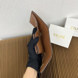 【AT2561】Celine セリーヌTRIOMPHE16号ライトグロスカーフスキン三つ折り財布。カーフスキン裏地：カーフスキン/生地ゴールド装飾回転ロッククロージャー1つ、ボタン留め折りたたみコインポケット5つ、カードスロット1つ、紙幣用ポケット2つ、フラットポケット2つ。