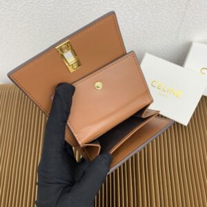 【AT2561】Celine セリーヌTRIOMPHE16号ライトグロスカーフスキン三つ折り財布。カーフスキン裏地：カーフスキン/生地ゴールド装飾回転ロッククロージャー1つ、ボタン留め折りたたみコインポケット5つ、カードスロット1つ、紙幣用ポケット2つ、フラットポケット2つ。
