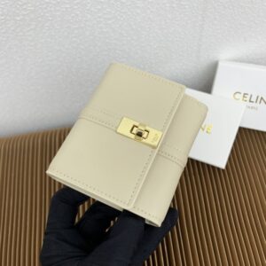 【AT2562】Celine TRIOMPHE 16番の光沢のある牛革折りたたみ財布。 牛革裏地：牛革/布金の装飾が施された回転ロック付き1つのプッシュボタン畳み込みコインポケット5つのカードスロット1つの紙幣袋2つのフラットポケット