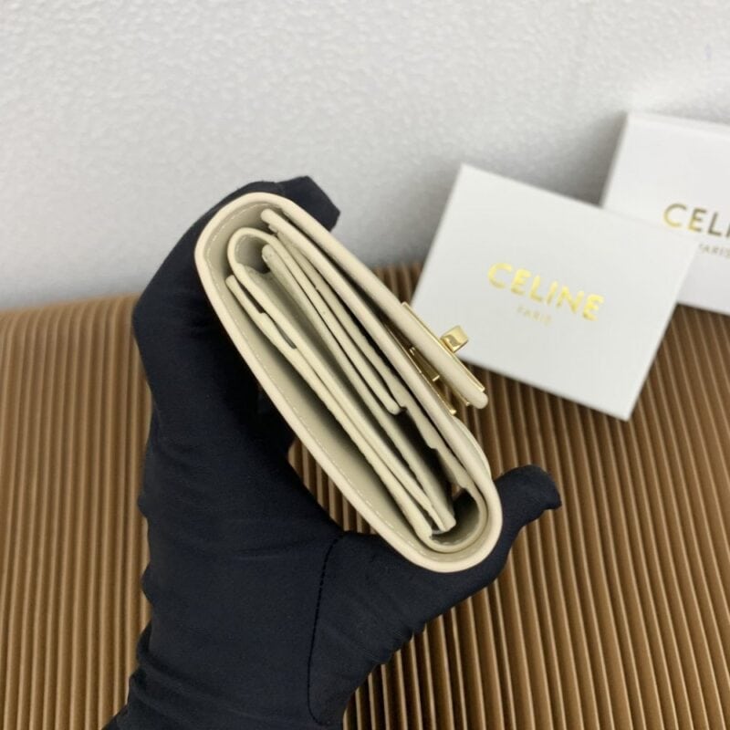 【AT2562】Celine TRIOMPHE 16番の光沢のある牛革折りたたみ財布。 牛革裏地：牛革/布金の装飾が施された回転ロック付き1つのプッシュボタン畳み込みコインポケット5つのカードスロット1つの紙幣袋2つのフラットポケット