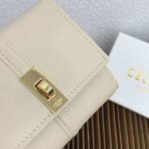【AT2562】Celine TRIOMPHE 16番の光沢のある牛革折りたたみ財布。 牛革裏地：牛革/布金の装飾が施された回転ロック付き1つのプッシュボタン畳み込みコインポケット5つのカードスロット1つの紙幣袋2つのフラットポケット