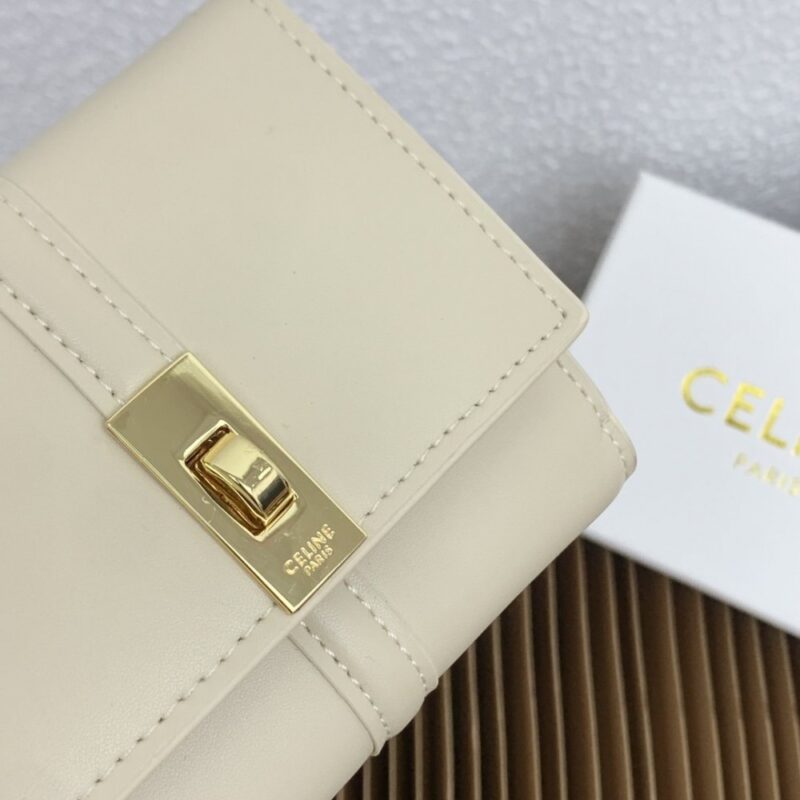 【AT2562】Celine TRIOMPHE 16番の光沢のある牛革折りたたみ財布。 牛革裏地：牛革/布金の装飾が施された回転ロック付き1つのプッシュボタン畳み込みコインポケット5つのカードスロット1つの紙幣袋2つのフラットポケット