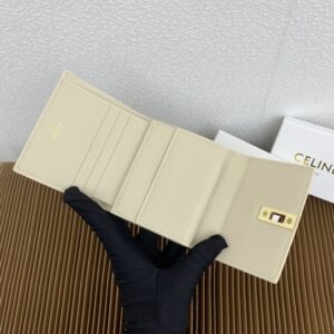 【AT2562】Celine TRIOMPHE 16番の光沢のある牛革折りたたみ財布。 牛革裏地：牛革/布金の装飾が施された回転ロック付き1つのプッシュボタン畳み込みコインポケット5つのカードスロット1つの紙幣袋2つのフラットポケット