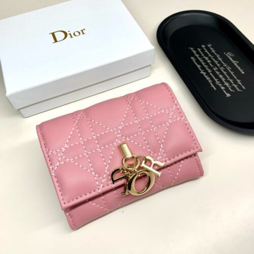 【AT2563】Dior カウンター最新モデルが入荷しました！このミニサイズの Lady Dior 財布は、精巧なデザインで広々としたスペースがあります。