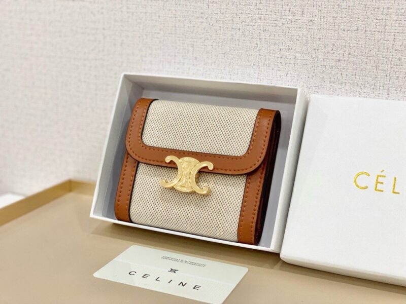 【AT2573】Celineのショートウォレットは非常に美しく、専門店と同期して、上質な牛革を使用しており、精巧でおしゃれです！